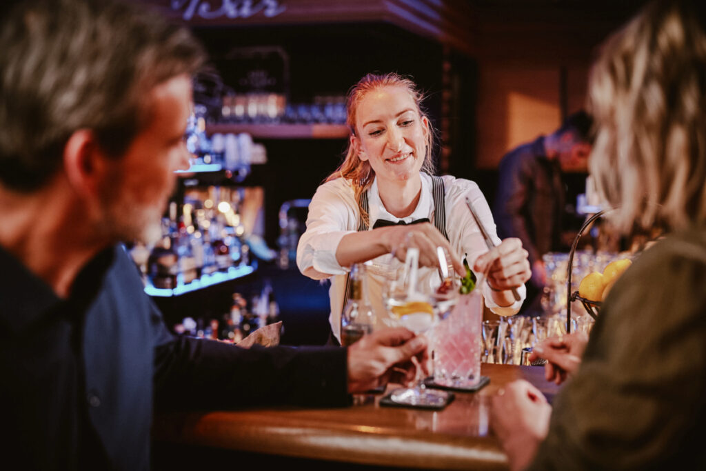 BK_Sep22_HansiBar_991_unret_sRGB_WebRes_preset