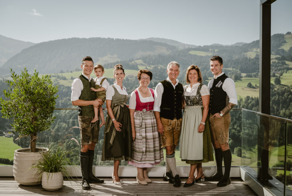 Das Foto darf ausschließlich für PR- und Marketingmaßnahmen der Hotel Bergkristall GmbH & Co. KG - Willis 8 - D-87534 Oberstaufen räumlich und zeitlich unbegrenzt verwendet werden. Das Copyright verbleibt beim Bildautor Günter Standl (www.guenterstandl.de). Jegliche Nutzung Dritter ist mit dem Bildautor gesondert zu vereinbaren. Der Bildautor stellt das gelieferte Bildmaterial nicht von Rechten Dritter frei. Etwaige Ansprüche Dritter fallen in den Verantwortungsbereich des Bildnutzers.